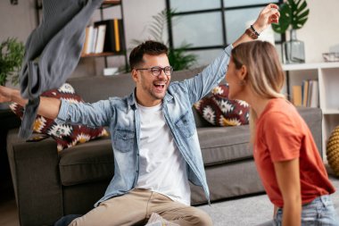 Çift bavul hazırlıyor, yolculuğa hazırlanıyor.