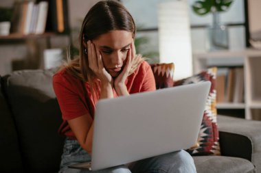 Evde Dizüstü bilgisayar kullanan kadın 