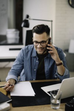 Genç işadamı çalışma sürecinde 