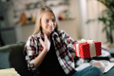 Güzel küçük kız bir hediye veriyor.