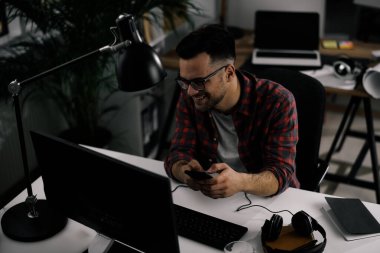 Genç işadamı çalışma sürecinde 