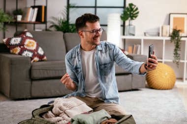 Adam yolculuğa hazırlanıyor, bavulunu hazırlıyor.