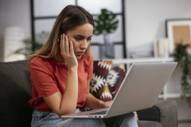 Evde Dizüstü bilgisayar kullanan kadın 