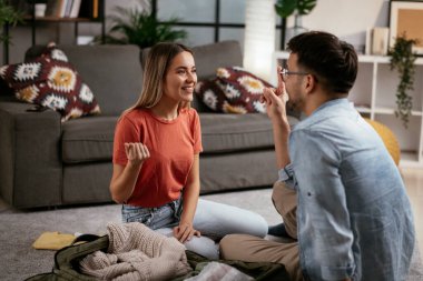 Çift bavul hazırlıyor, yolculuğa hazırlanıyor.