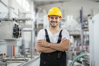 Fabrika işçisinin portresi. Genç yakışıklı fabrika işçisi.