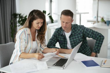 Evde çalışan çift, serbest çalışma kavramı