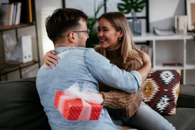 Erkek, kız arkadaşına hediyeyle sürpriz yapıyor..