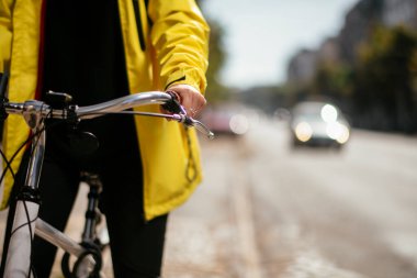 Bisikletli genç kadın