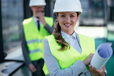 İnşaatta çalışan kasklı iki profesyonel insan dava açtı..