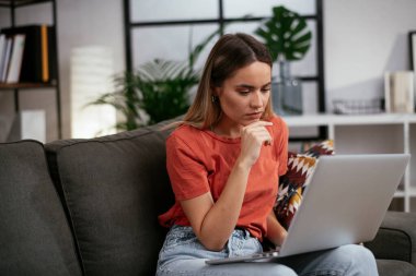 Evde Dizüstü bilgisayar kullanan kadın 