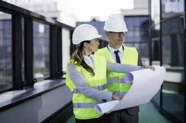 İnşaatta çalışan kasklı iki profesyonel insan dava açtı..