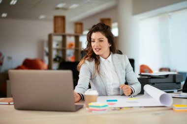 Ofiste proje üzerinde çalışan güzel bir genç kadın.