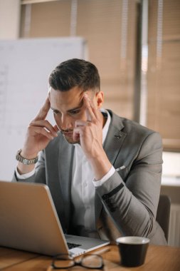 Ofiste çalışan bir iş adamı. Yönetici iş sunumu için hazırlanıyor.