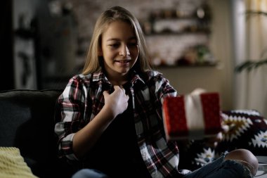 Güzel küçük kız bir hediye veriyor.