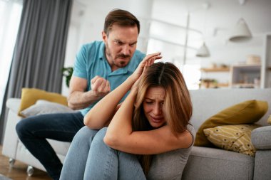 Aile içi şiddet. Koca karısını dövüyor ve bağırıyor..
