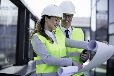 İnşaatta çalışan kasklı iki profesyonel insan dava açtı..