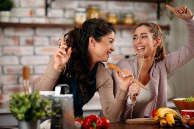 Mutfakta yemek pişiren güzel kızlar. En iyi arkadaşlar mutfakta sağlıklı yemek hazırlıyor..