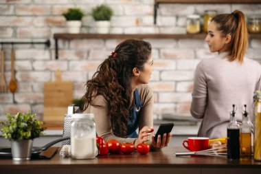 Mutfakta yemek pişiren güzel kızlar. En iyi arkadaşlar sağlıklı yemek hazırlıyor..