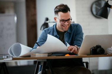 Genç işadamı çalışma sürecinde 