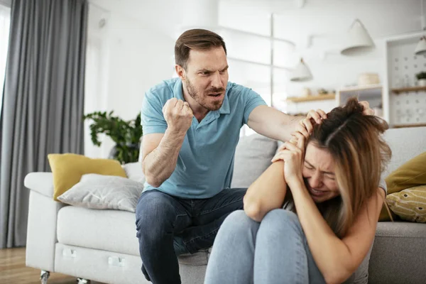 Violência Família Marido Batendo Gritando Com Sua Esposa — Fotografia de Stock