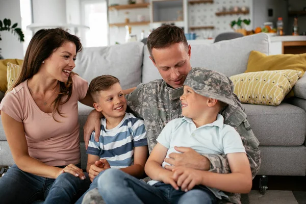 Família Feliz Passar Tempo Juntos Casa Sofá — Fotografia de Stock