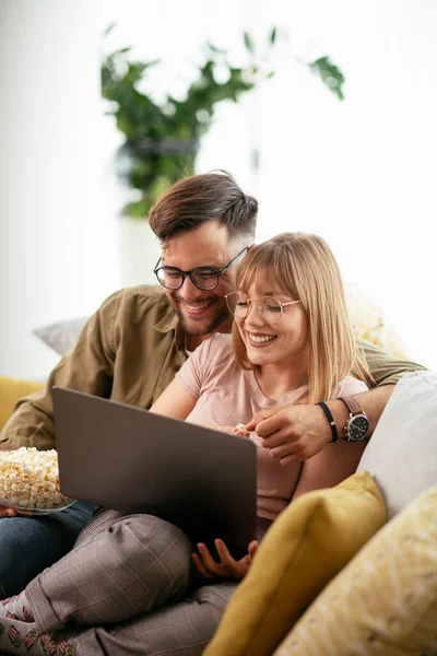 年轻夫妇在笔记本电脑上看电影 爱你的夫妻在家里享受 — 图库照片