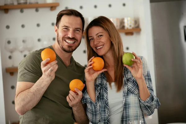 Casal Jovem Cozinha Casal Feliz Está Fazendo Uma Salada Frutas — Fotografia de Stock