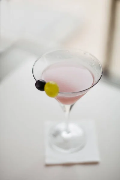 Close View Dari Cosmopolitan Cocktail Bar Counter — Stok Foto