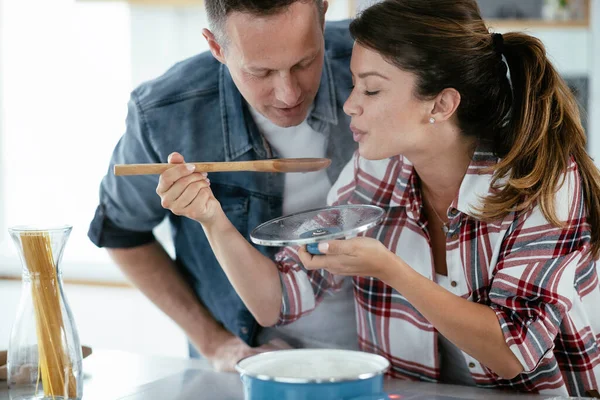 Pareja Joven Haciendo Deliciosa Comida Casa Pareja Cariñosa Disfrutando Cocina —  Fotos de Stock