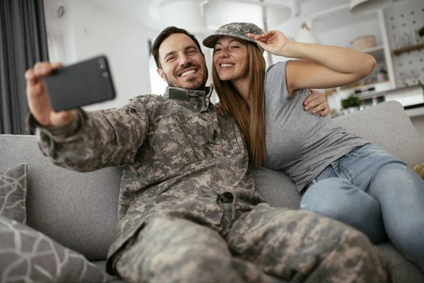 Soldado Feliz Tirando Selfie Com Sua Esposa Casa — Fotografia de Stock