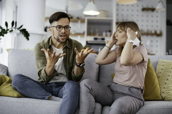 Pacar Dan Pacar Berdebat Sofa Wanita Pemarah Meneriaki Pacarnya — Stok Foto