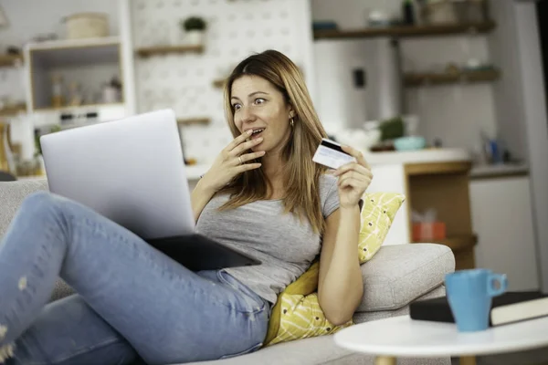 Young Woman Using Her Credit Card Laptop Home Beautiful Woman — Stock Photo, Image