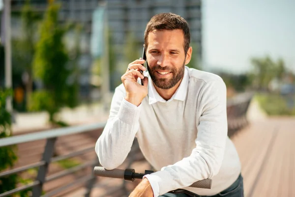 Mladý Obchodník Venku Hezký Podnikatel Pomocí Telefonu Svém Elektrickém Skútru — Stock fotografie