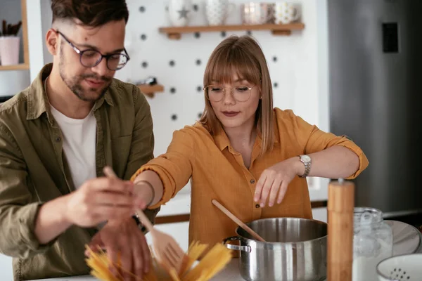 Pareja Joven Haciendo Deliciosa Comida Casa Pareja Cariñosa Disfrutando Cocina —  Fotos de Stock