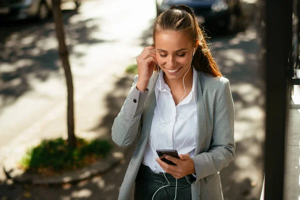 Kulaklığı Telefonu Olan Genç Kadınının Portresi — Stok fotoğraf