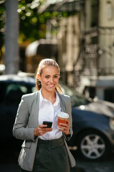 Jovem Empresária Feliz Usando Telefone Rua Durante Freio Café — Fotografia de Stock