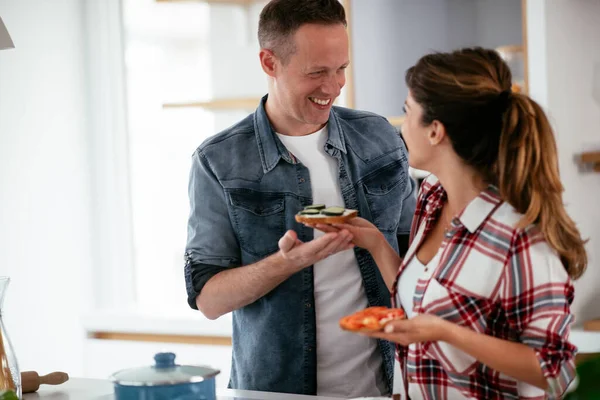 Pareja Joven Haciendo Desayuno Casa Pareja Amorosa Comiendo Sándwich Cocina —  Fotos de Stock