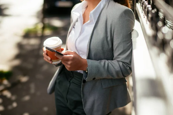 Mulher Negócios Jovem Bonita Usando Telefone Coffee Break Enquanto Caminha — Fotografia de Stock