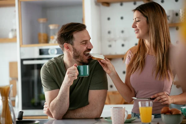 Pareja Joven Haciendo Sándwiches Casa Pareja Cariñosa Disfrutando Cocina —  Fotos de Stock