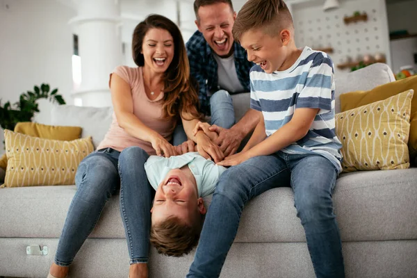 Família Jovem Desfrutando Casa Pais Felizes Com Filhos Divertindo — Fotografia de Stock