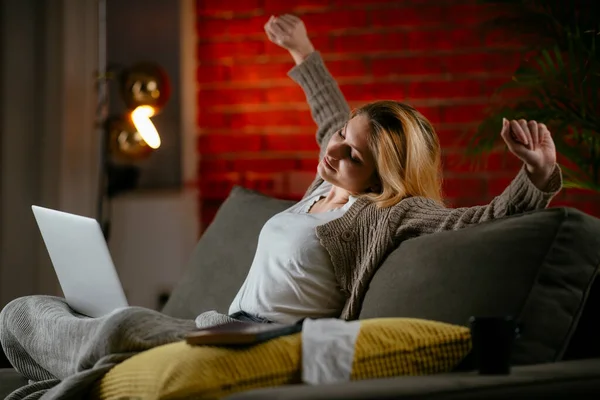 Schöne Junge Frau Studiert Und Arbeitet Hause Laptop — Stockfoto