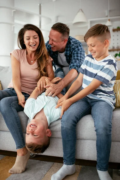 Joven Familia Disfrutando Casa Padres Felices Con Hijos Divirtiéndose —  Fotos de Stock