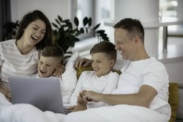 Família Jovem Assistindo Filme Laptop Belos Pais Com Crianças Desfrutando — Fotografia de Stock