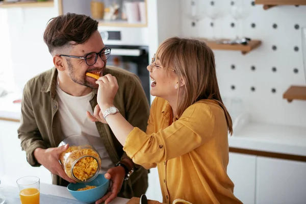 Pareja Joven Haciendo Desayuno Casa Pareja Cariñosa Comiendo Cereales Cocina —  Fotos de Stock