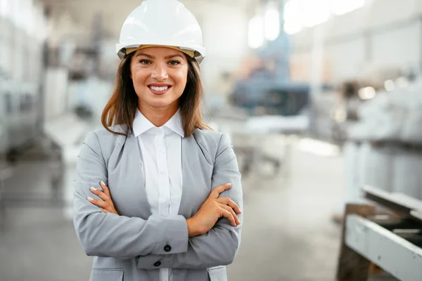 Fabrikada duran endüstriyel kadın mühendisin portresi..