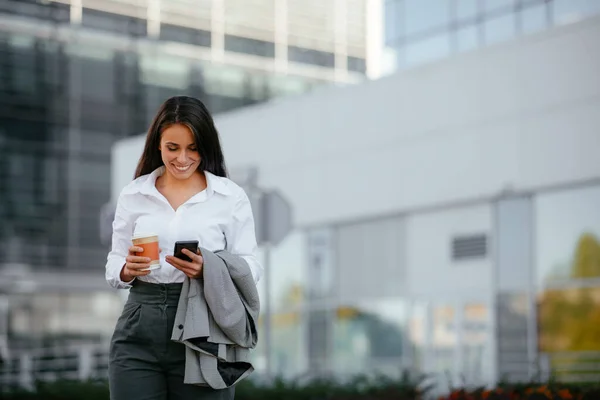 Krásná Žena Bude Pracovat Mobilním Telefonem Ruce Při Chůzi Blízkosti — Stock fotografie