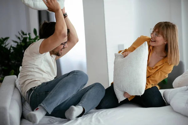Pasangan Muda Melawan Bantal Tempat Tidur Pasangan Bahagia Bersenang Senang — Stok Foto
