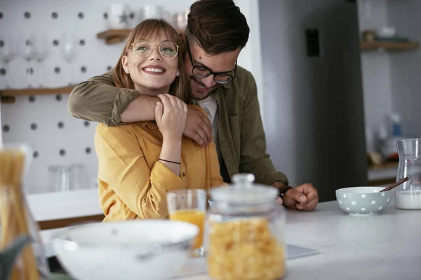 Pasangan Muda Membuat Sarapan Rumah Pasangan Kekasih Makan Sereal Dapur — Stok Foto
