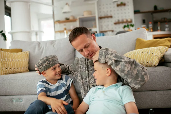 Ευτυχισμένος Στρατιώτης Που Κάθεται Στο Πάτωμα Την Οικογένειά Του Στρατιώτης — Φωτογραφία Αρχείου