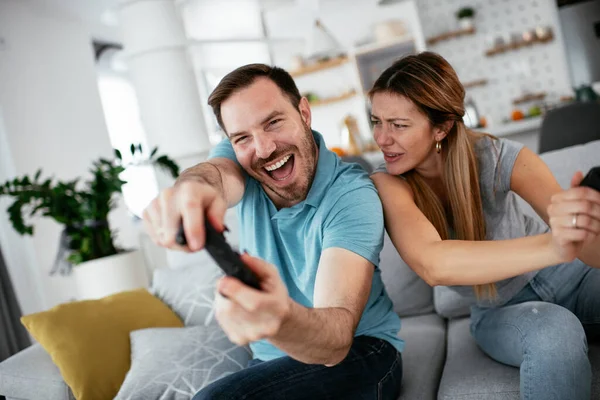 Marido Mulher Jogando Videogame Com Joysticks Sala Estar Casal Amoroso — Fotografia de Stock